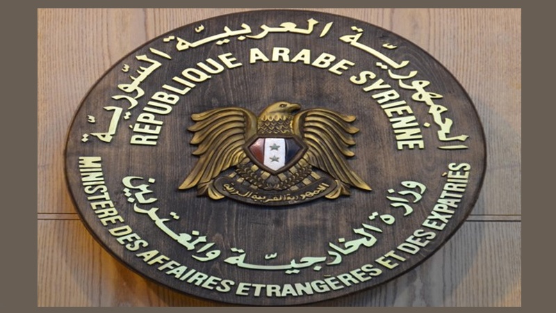 شام کی وزارت خارجہ: امریکی جنگی طیاروں کا یہ حملہ امریکہ اور اس کے اتحادیوں کی جانب سے داعش اور دیگر دہشت گرد گروہوں کی حمایت کا واضح ثبوت ہے۔