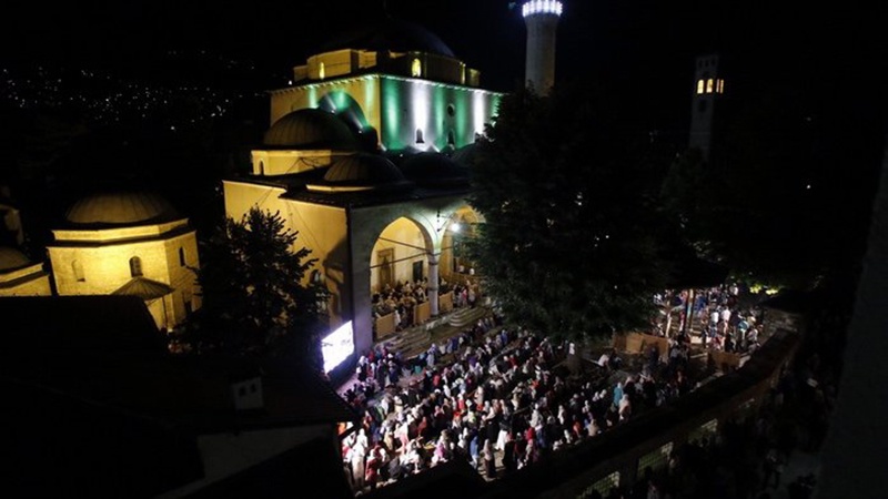 Noć Božije svemoći i milosti muslimani provode uz molitve i nade