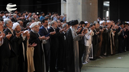  نوێژی جەژنی پیرۆزی ڕەمەزان بە ئیمامەتی ڕێبەری مەزنی ئینقلاب بەڕێوە چوو