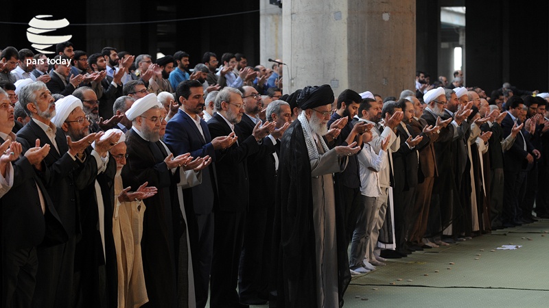 نوێژی جەژنی پیرۆزی ڕەمەزان بە ئیمامەتی ڕێبەری مەزنی ئینقلاب بەڕێوە چوو