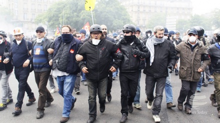 Parisdə polis ilə nümayişçilər arasında toqquşma