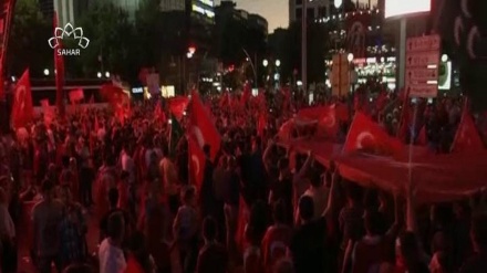 ƏRDOĞANIN TƏRƏFDARLARI HƏRBİ ÇEVRİLİŞ ÜZƏRİNDƏ QƏLƏBƏNİ BAYRAM EDİR