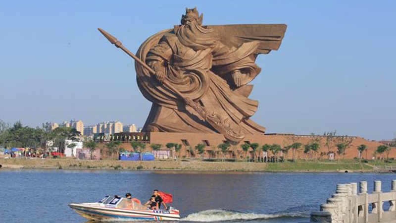 چین کے مجسمہ جنگ کے آگے امریکی مجسمہ آزادی کا قد چھوٹا  