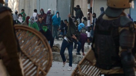 ہندوستان کے زیرانتظام کشمیر میں جھڑپیں، جاں بحق اور زخمی ہونے والوں کی تعداد میں اضافہ 