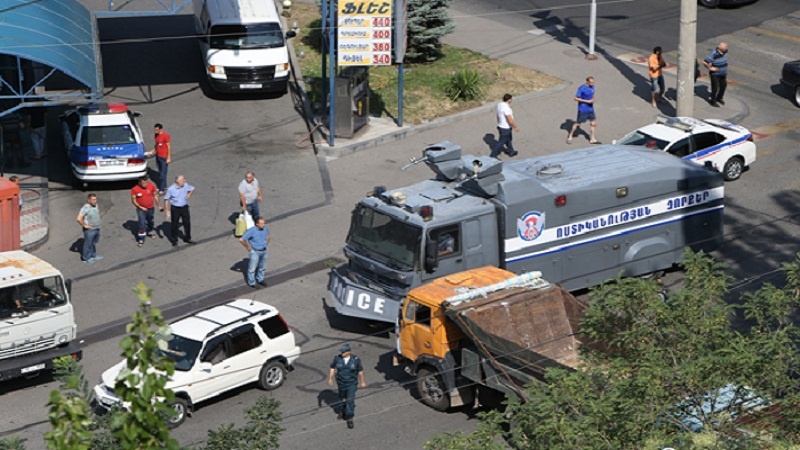 Ermənistanda bir polis öldürülüb