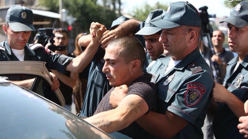 İrəvanda müxaliflər tərəfindən ələ keçirilən polis bölməsi azad edildi
