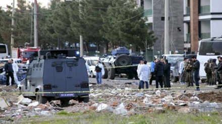 Türkiyənin Diyarbəkir əyalətində bomba quraşdırılmış bir yük maşını partladılıb