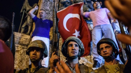 Türk jurnalist: Türkiyə bir neçə dəstəyə bölünüb