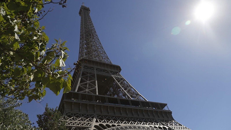 داخرانی تاوەری «ئیفڵ» و کۆشکی «ڤێرسای» لە پاریس