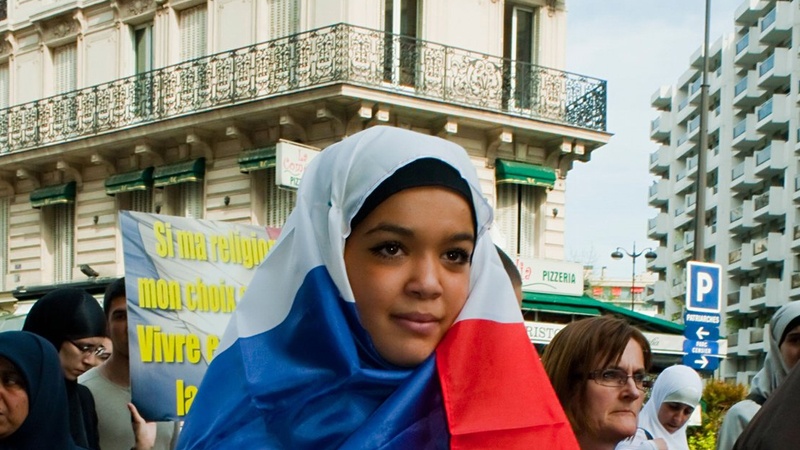 سیکولرازم میں حجاب پر پابندی ہے: فرانسیسی صدر