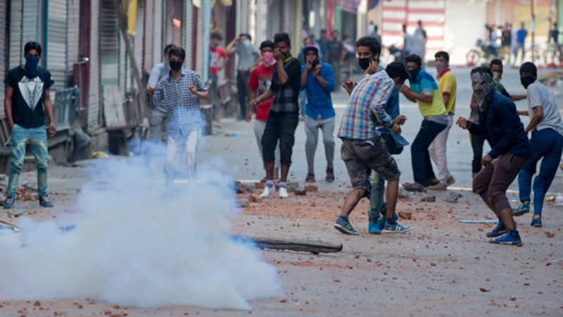 ہندوستان کے زیر انتظام کشمیر میں پولیس اور طلبا میں تصادم 