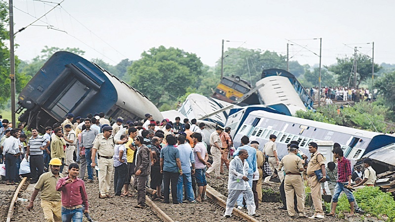 ہندوستان میں ٹرین حادثہ، 8 ڈبے پٹری سے اتر گئے، 40 زخمی