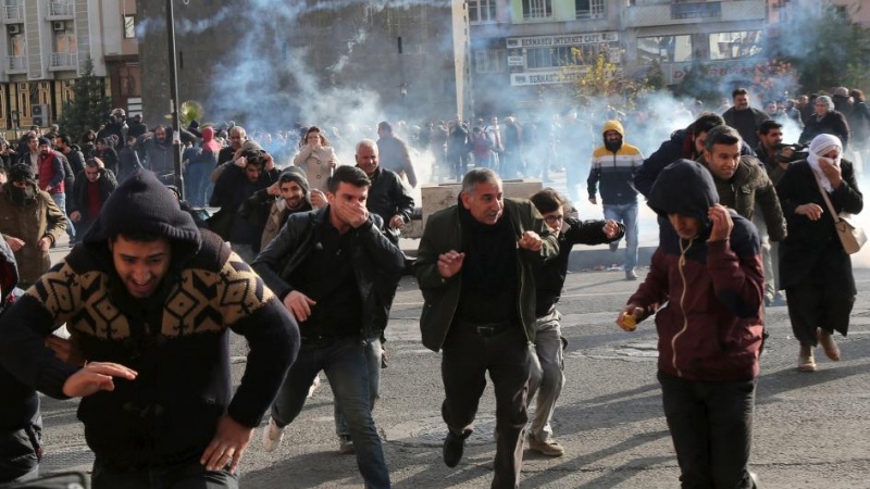 Türkiyə polisi Diyarbəkirdə müəllimlərin aksiyasına müdaxilə etdi