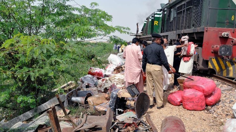 پاکستان میں وین ٹرین سے ٹکراگئی، 19 افراد ہلاک 