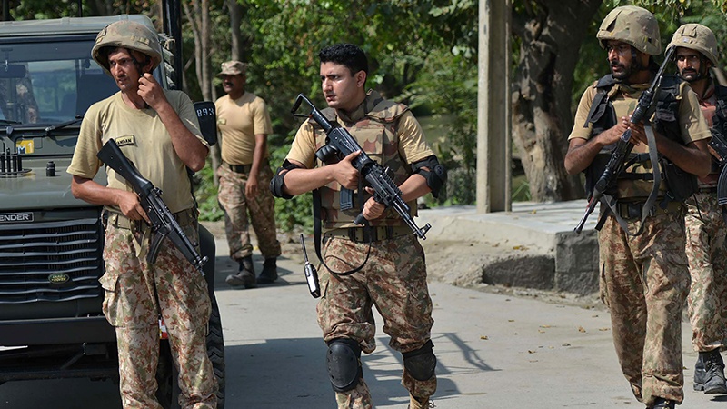 راولپنڈی: شیخ رشید کے جلسے میں شریک لوگوں پر پولیس کا لاٹھی چارج 