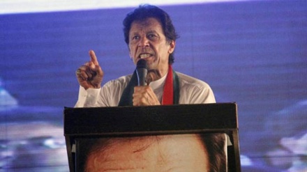 عمران خان کا نواز شریف کے خلاف جلسے نہ کرنے کا اعلان، احتساب کے لیے پیش ہونے کی ڈیڈلائن