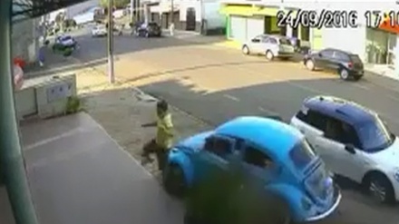 بازداني سەرەنج ڕاكێشی گەنجی بەرازیلی بۆ دەربازبون لە پێكدادانی ئۆتۆمبیل