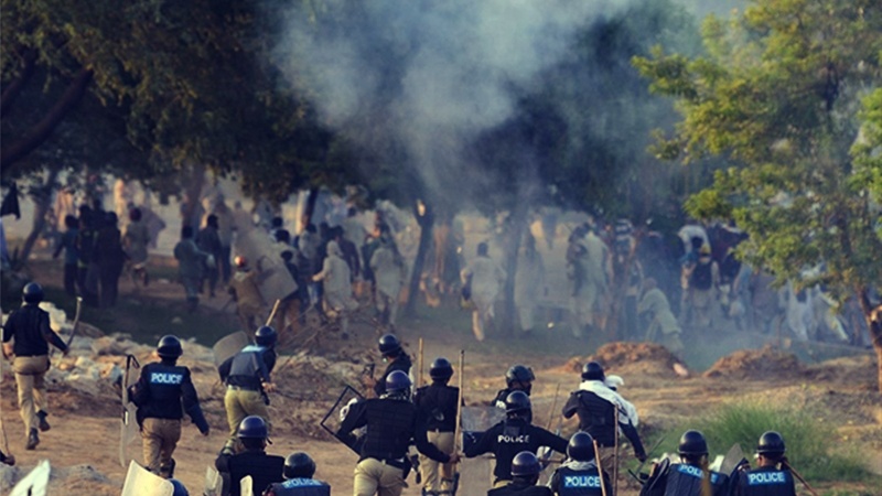 اسلام آباد میں مظاہرین اور پولیس کے درمیان جھڑپ، دو سو مظاہرین گرفتار