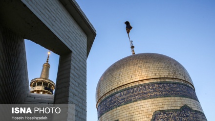 امام علی رضا علیہ السلام کے روضہ مبارک پر پرچم کی تبدیلی کی تقریب منعقد