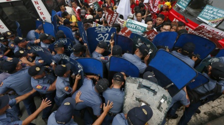 Filippində ABŞ səfirliyi önündə aksiya polis zorakılığı ilə nəticələnib