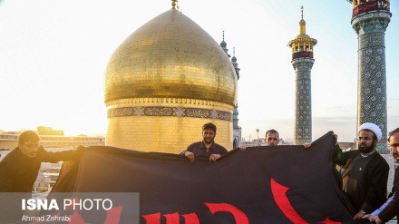 قم: حضرت معصومہ سلام اللہ علیہا کے گنبد مبارک پر سیاہ پرچم نصب