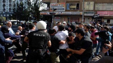 Diyarbəkirdə aksiyanı yatırmaq üçün gözyaşardıcı qazdan istifadə olunub