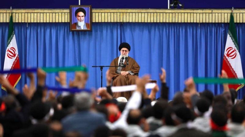 Şiroveyek li ser gotinên rêberê qedirgiran ê inqilaba islamî li hevdîtina ligel bi hezaran kes ji gelê Isfehanê