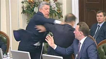 مست لێدانی نوێنەرانی پەرلەمانی ئۆكراینا