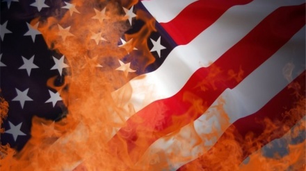 ئەمریکییەکان ئاوریان بەردایە ئاڵای وڵاتەکەیان!