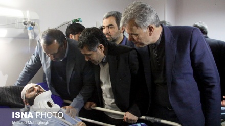 ایرانی پارلیمنٹ کے دیولپمنٹ کمیشن کے اراکین کی سمنان ٹرین حادثے میں زخمی ہونے والوں کی عیادت