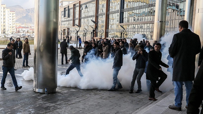 Türkiyə polisi Vanda etiraz aksiyasını dağıtdı