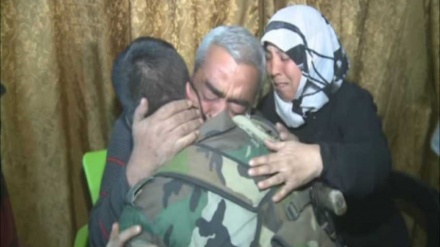 دیداری سەرەنج ڕاكێشی سەربازی سووری لەگەڵ بنەماڵەكەی لە حەڵەبدا