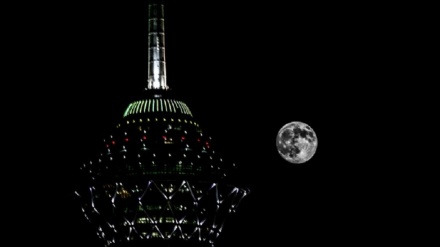 ئەبەر مانگ یان گەورە مانگ لە ئاسمانی تاراندا