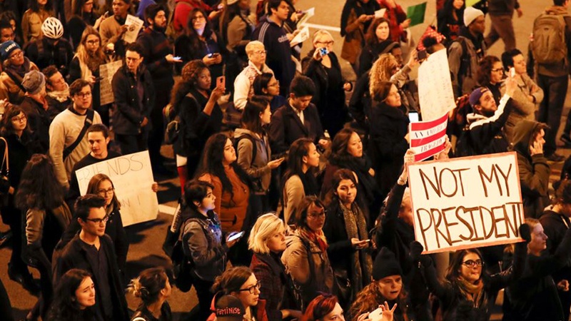 Tramp oteli önündə aksiya