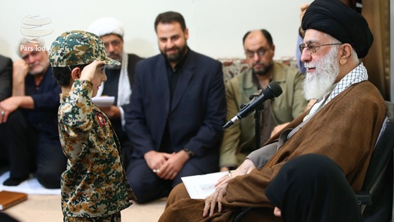 حرم کے دفاع میں شہید ہونے والوں کے اہل خانہ کی رہبر انقلاب اسلامی کے ساتھ ملاقات