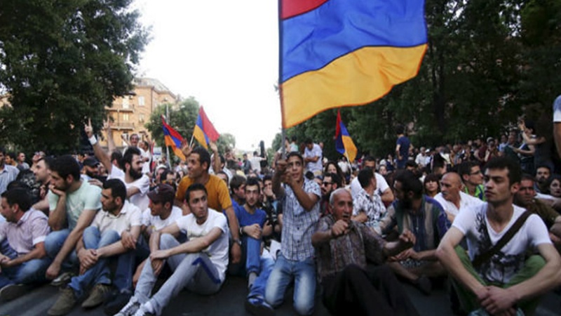 Ermənistanda ordudakı duruma qarşı etiraz aksiyası 
