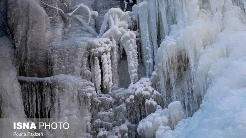 ہمدان: سردی کے موسم میں گنج نامہ آبشار کے مناظر