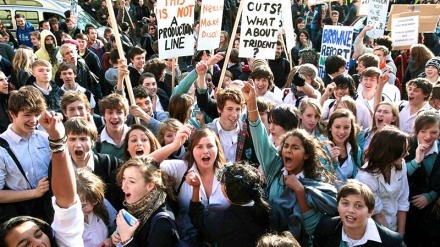 Održavanje najvećih masovnih antivladinih demonstracija u Velikoj Britaniji