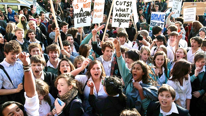 Održavanje najvećih masovnih antivladinih demonstracija u Velikoj Britaniji