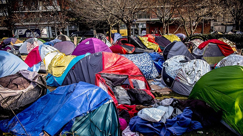 Sakupljanje izbjegličkih šatora u Parizu