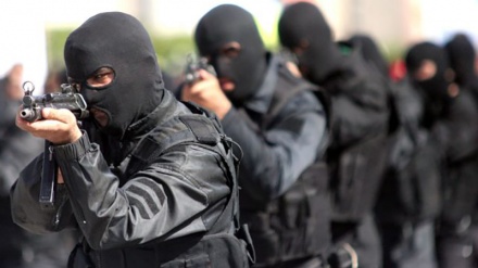 Iranska specijalna policija na nišanu kamera