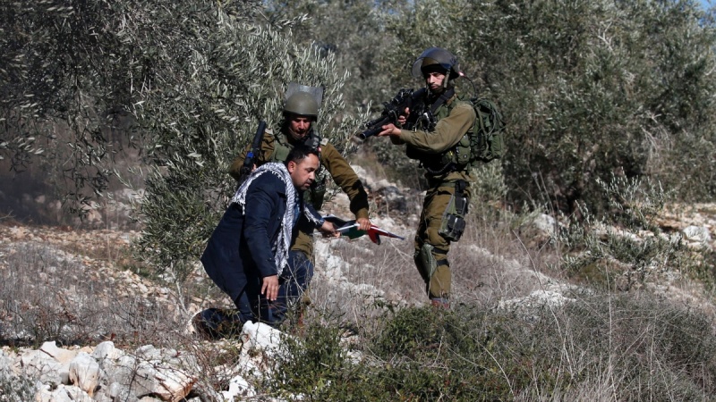 صیہونی فوجیوں کے حملے میں ایک فلسطینی شہید درجنوں زخمی 