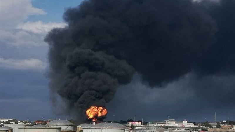 انڈونیشیا: تیل ریفائنری میں دھماکے کے بعد آتشزدگی