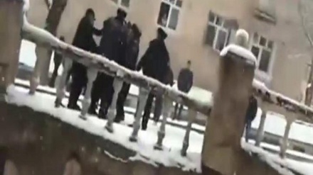 DAŞKƏSƏN İCRA HAKİMİYYƏTİ ÖNÜNDƏ ETİRAZ EDƏN SAKİN POLİSLƏR TƏRƏFİNDƏN DÖYÜLÜB