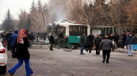 کاتی تەقینەوەی پاسێکی هەڵگری سەربازانی  تورکیا