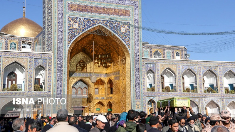 مشھد مقدس میں مدافع حرم شھید سید قاسم حسنی کے جلوس جنازہ کی تصویری جھلکیاں 