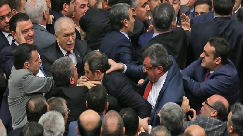 CHP û HDP li dijî guherandina destûrê ya bi dilê AKP`ê ne