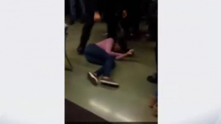 ئاکار و هەڵسوکەوتی ناحەزی پۆلیسی ئەمریکا لەگەڵ کچێکی تازە لاو