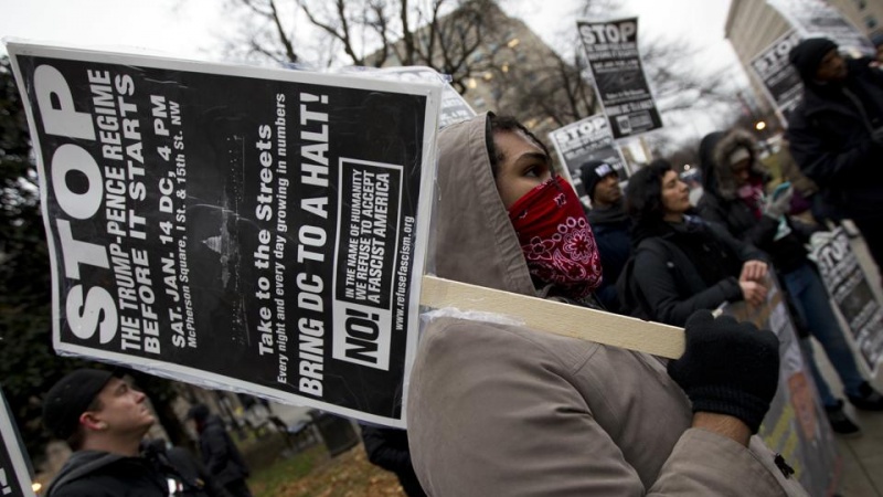 Tramp əleyhinə etirazlar odu sönməyəcək