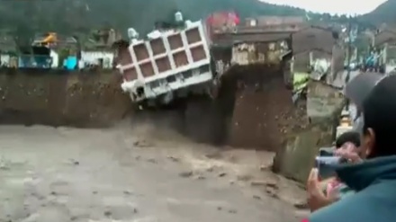 کاتی هەڵمەقووت بوونی هوتێلێک لە نێو ڕووبارێکی خرۆشان